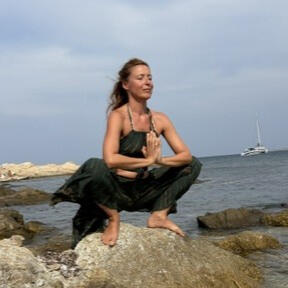 Yogalehrerin Christiane Ludwig in Malasana am Meer
